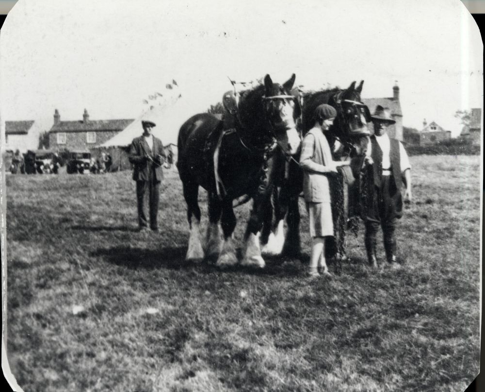 Appleton Show Mr Hudson receiving prize