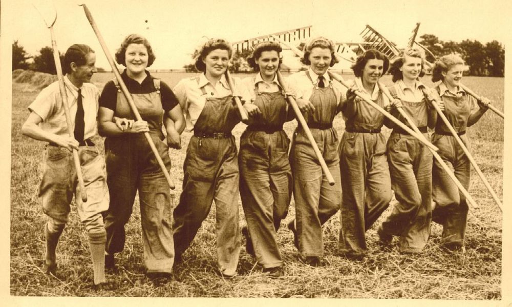 Land girls (sepia)