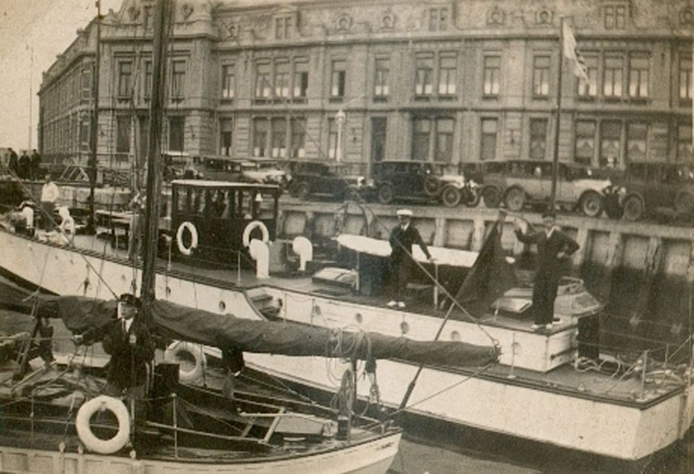 MY Emelle arriving in Ostende (pilot boat in front)